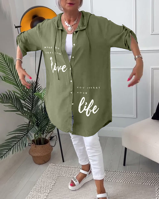 Kåpe med bokstavtrykk med hette