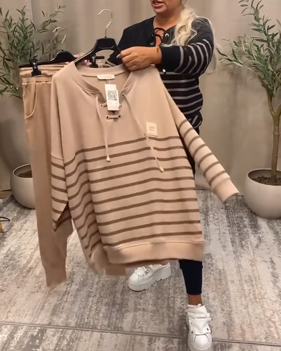 Todelt Sett Med Avslappet Stripet Sportsbukse Ved Ankelen