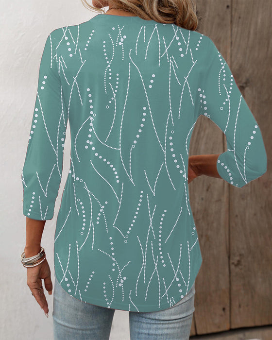 Elegant topp med knappeprint og V-hals