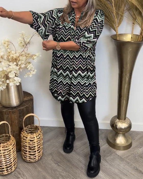 V-hals kjole med bølgetrykk