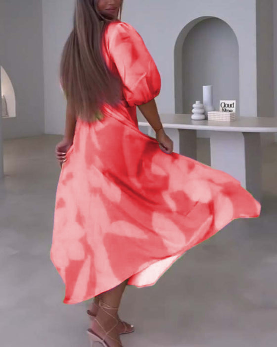 Elegant kjole med dyp V halvermet trykt