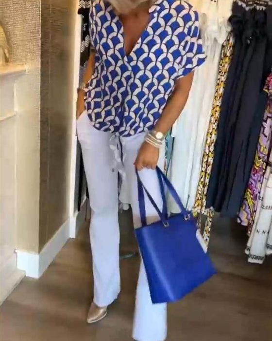 Uformell trykt topp med korte ermer og V-hals