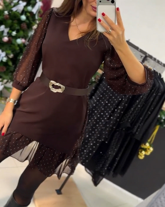 Stilfull Kjole Med V-Hals Og Lappearbeid