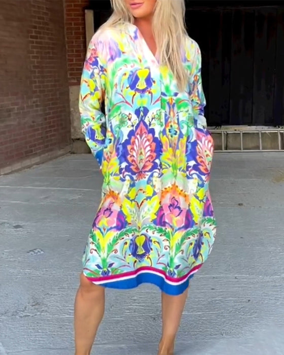 Løstrykt kjole med V-hals og trykk