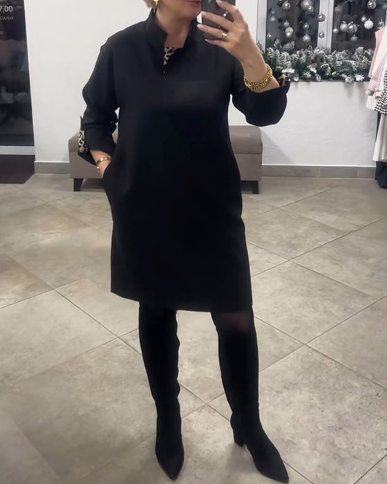 Ensfarget kjole med stående krage