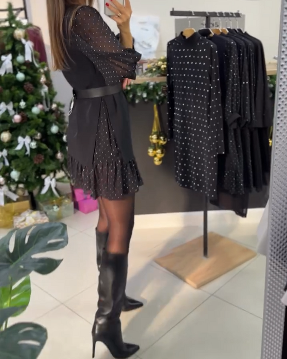 Stilfull Kjole Med V-Hals Og Lappearbeid