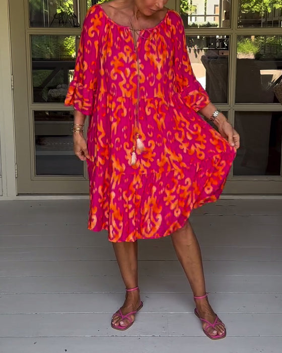 Kjole med løs trykk med klokkeermer