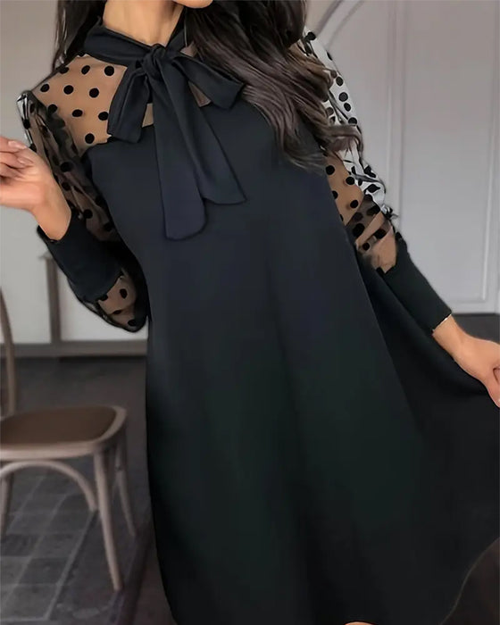 Elegant Helfarget Kjole Med Båndsøm