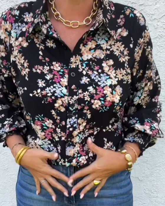 Bluse Med Retro Knapp Detaljer Og Små Florale Trykk