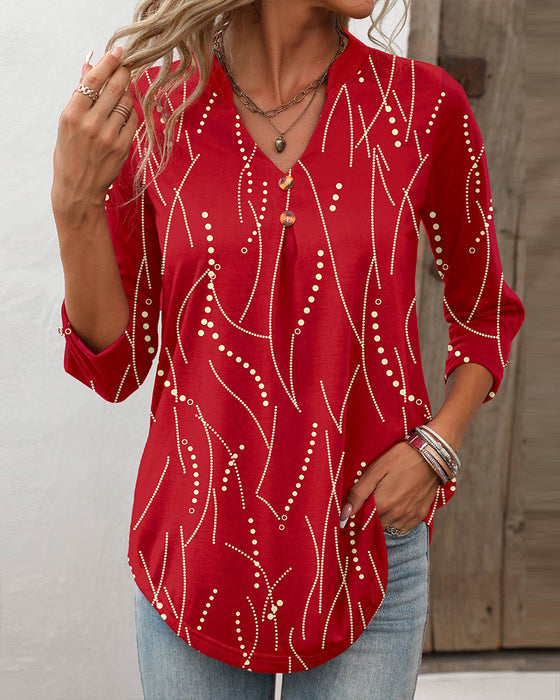 Elegant topp med knappeprint og V-hals