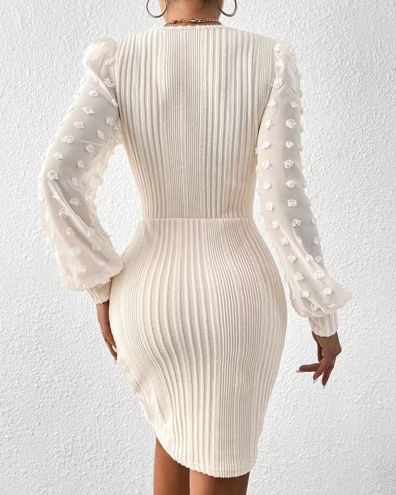 Elegant Kjole Med Tredimensjonal Blomsterlappverk Og Midjepassform