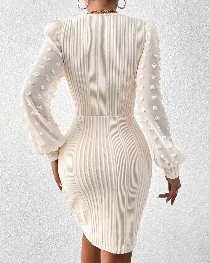 Elegant Kjole Med Tredimensjonal Blomsterlappverk Og Midjepassform