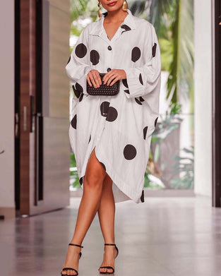 Kjole med lange ermer og polkaprikker