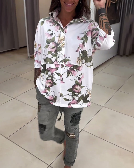 Elegant jakkeslagsbluse med blomstertrykk