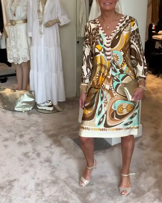 V-hals avslappet kjole med retrotrykk