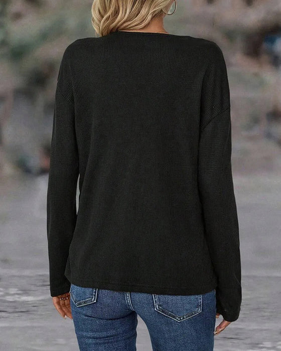 Topp Med V-Hals Og Kontrastknapp