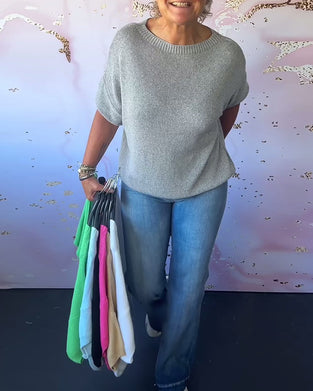 Uformell løs ensfarget genser med rund hals