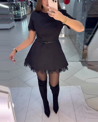 Glitrende Kniplingkjole Med Korte Ermer Og A-Linje