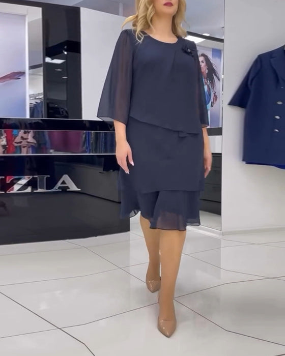 Elegant ensfarget kjole med uregelmessig patchwork