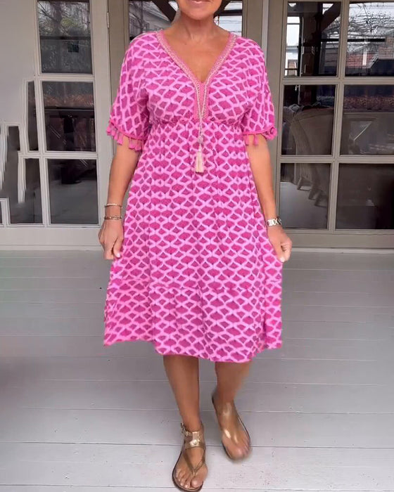 V-hals kjole i trykk med frynser