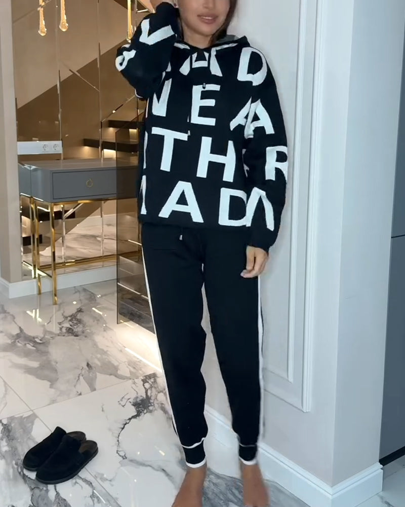 Todelt Sett Med Hette Og Bokstavsprint