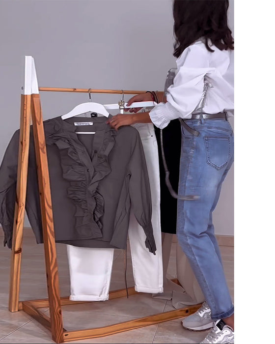 Ensfarget bluser med volanger med stativkrage