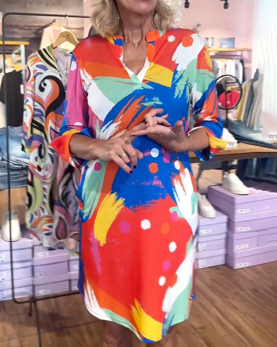 Elegant kjole med fargerik trykt V-hals