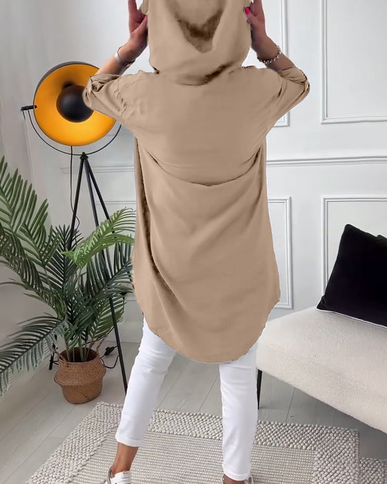 Kåpe med bokstavtrykk med hette