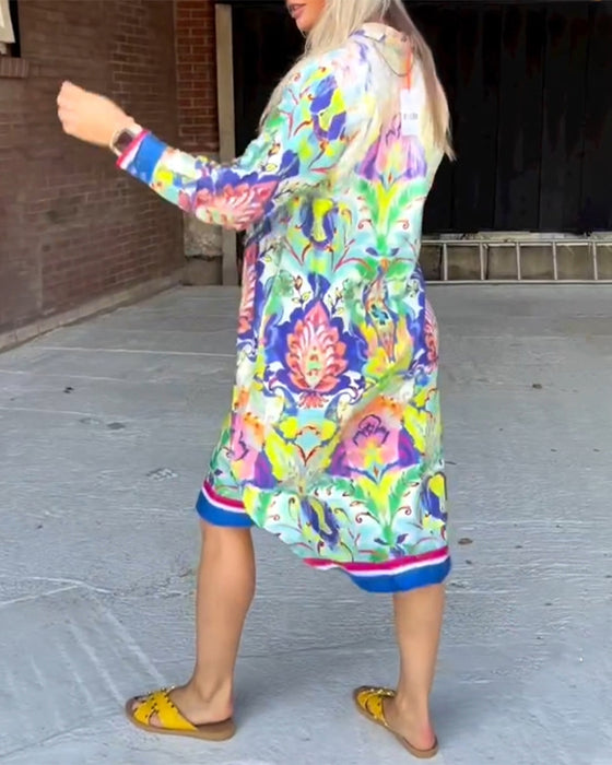 Løstrykt kjole med V-hals og trykk