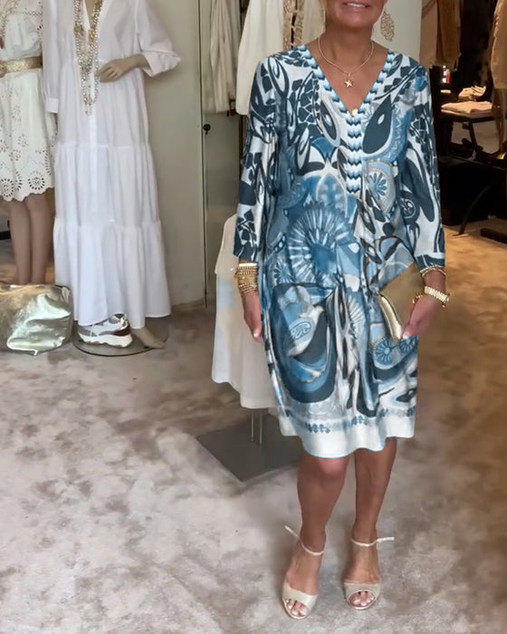 V-hals avslappet kjole med retrotrykk