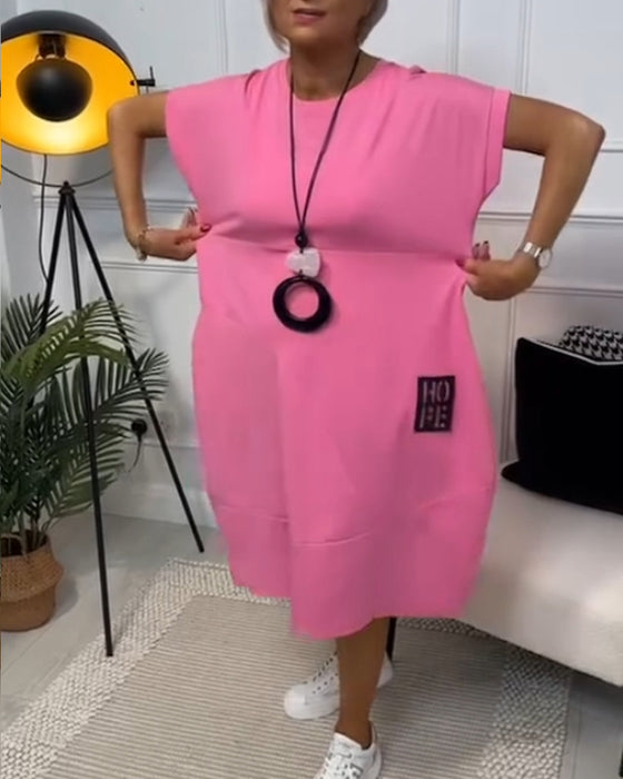 Enkel kortermet uformell kjole med bokstavtrykk