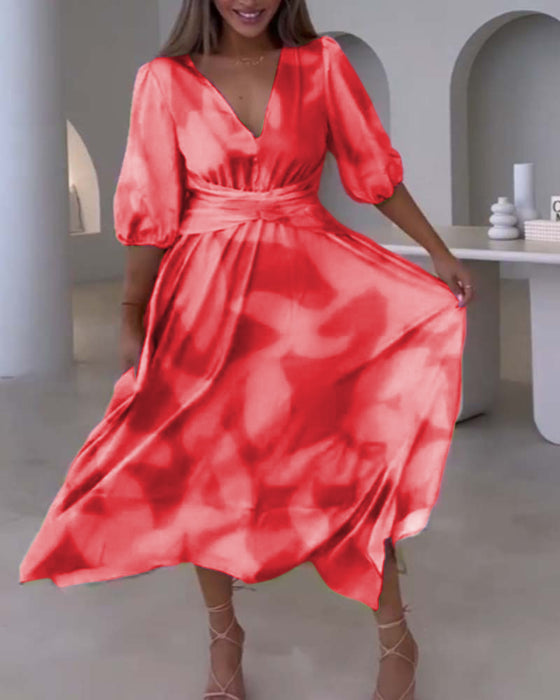 Elegant kjole med dyp V halvermet trykt