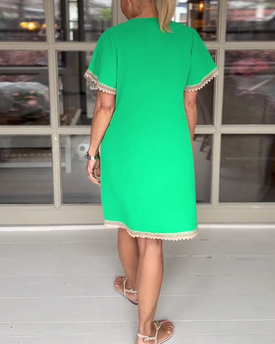 Elegant kjole i blonder med V-halspanel