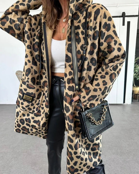 Uformell hettejakke med leopardmønster