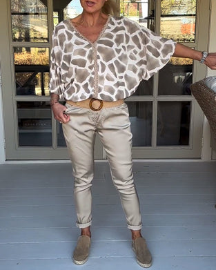 Elegant bluse med V-hals med flaggermusermer