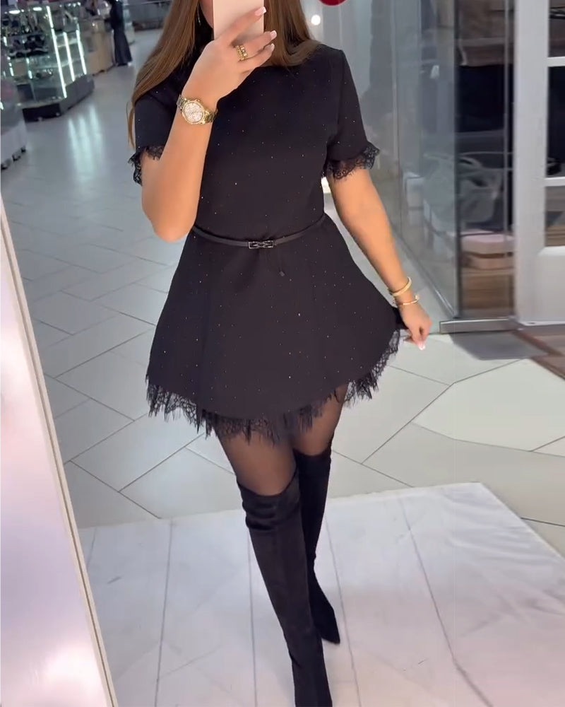 Glitrende Kniplingkjole Med Korte Ermer Og A-Linje