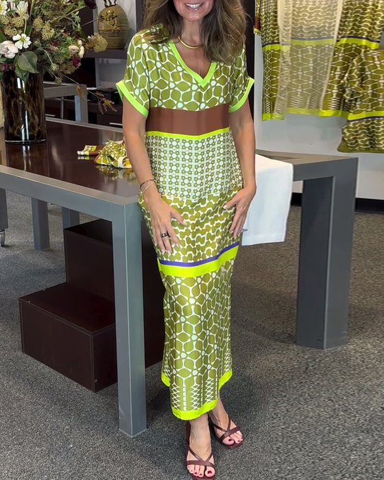 Kortermet lang kjole med V-hals og kontrasttrykk