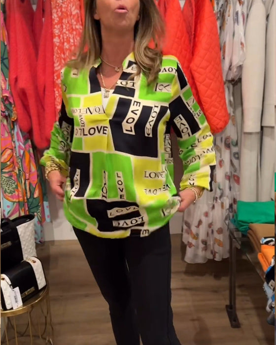 Uformell topp med v-hals med bokstavtrykk