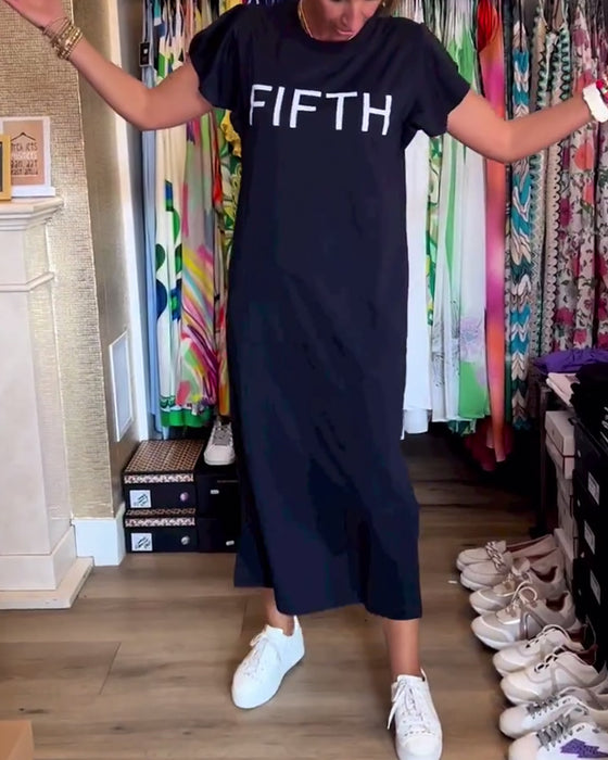 Uformell kjole med volangermer med bokstavtrykk