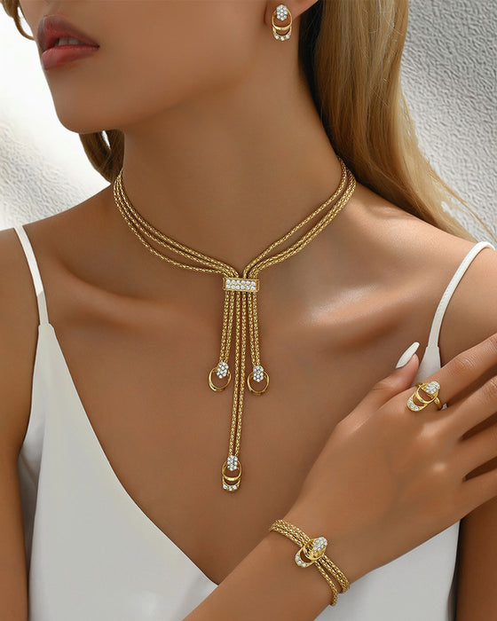 Enkelt sett med kjede og øredobber