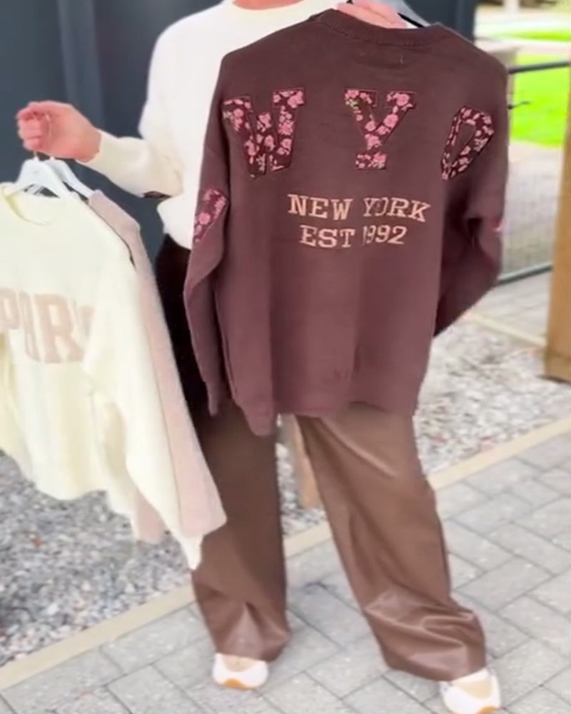 Genser med bokstavtrykk og rund hals, løs hals