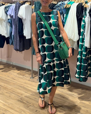 Kjole uten ermer med rund hals og trykk