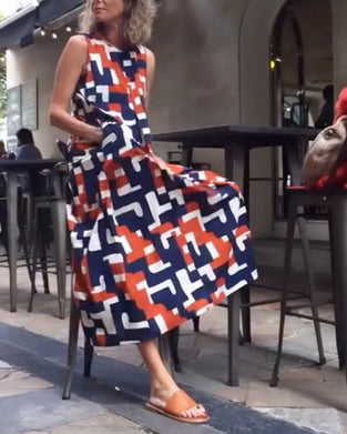 Ermeløs lommekjole med geometrisk trykk