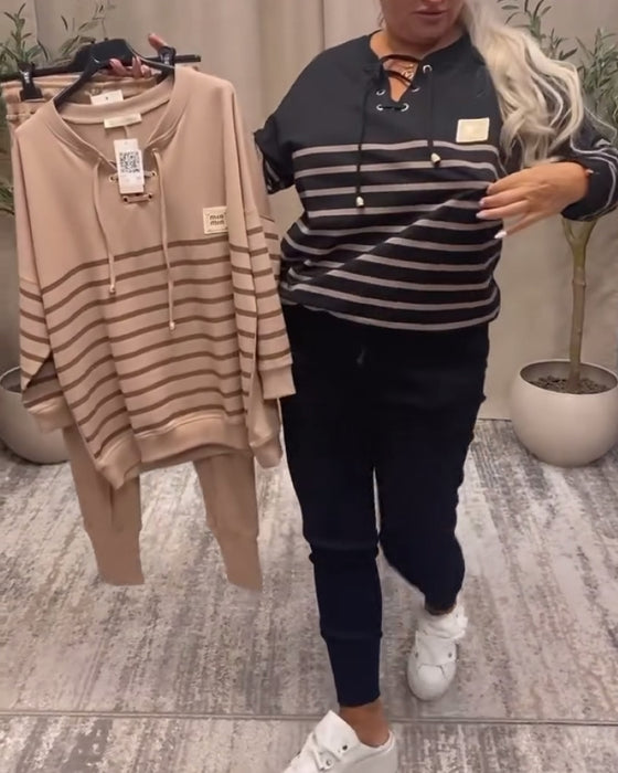 Todelt Sett Med Avslappet Stripet Sportsbukse Ved Ankelen