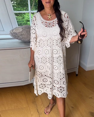Kjole I Bomull Med Hullmønster Og Halvlange Ermer