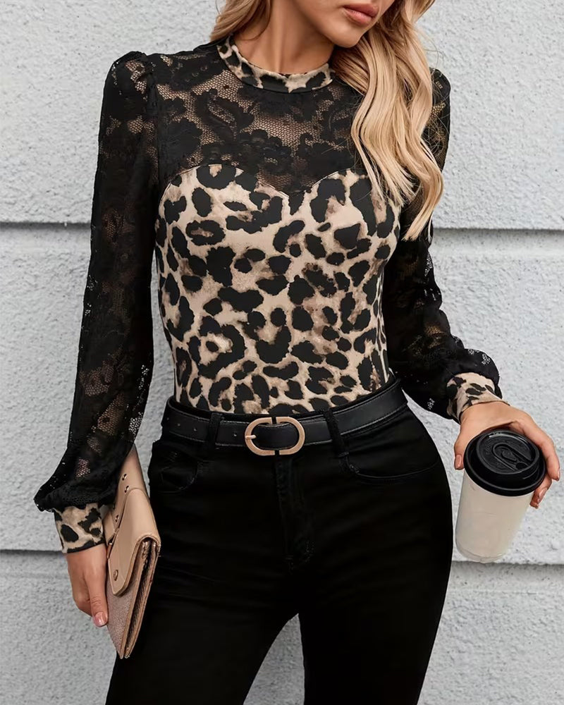 Elegant t-skjorte med leopardprint og blonder, langermet