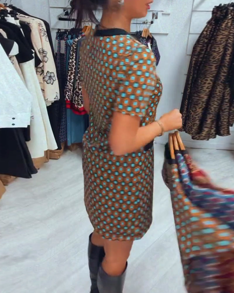 Fasjonabel kjole med prikker med rund hals og korte ermer