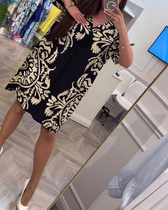 Løs kjole med retroprint med V-hals og kortermet