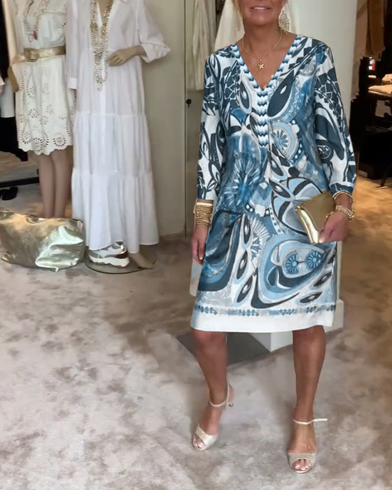 V-hals avslappet kjole med retrotrykk