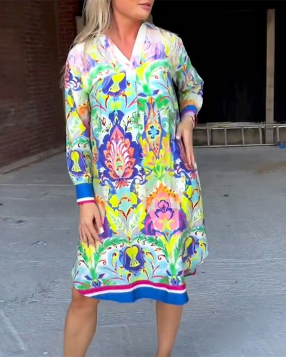 Løstrykt kjole med V-hals og trykk